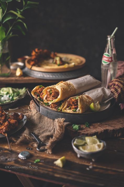 Chicken Kathi Roll, Kathi Roll Recipe, Kati Roll, Paratha Roll, Gastronomic Food, Kathi Roll, Rolled Chicken Recipes, Roll Photography, Asian Food Photography