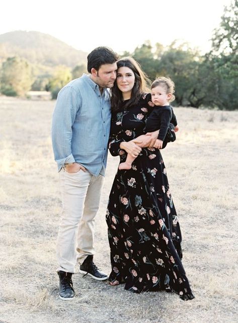 I adore that mom is wearing a black floral print maxi mixed with dad's lighter… Black Floral Dress Family Pictures, Picture Portraits, Family Photos What To Wear, Family Portrait Outfits, Summer Family Pictures, Outfits Pastel, Winter Portraits, Fall Family Photo Outfits, Jose Villa