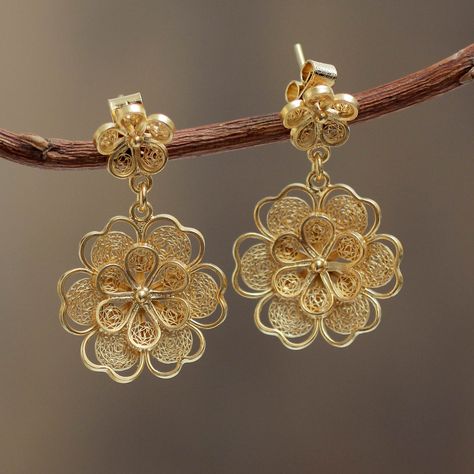 Flower Earrings Dangle, Gold Flower Earrings, Gold Jhumka Earrings, Filigree Jewelry, Gold Chains For Men, Gold Jewelry Earrings, Bridal Gold Jewellery Designs, Gold Earrings Designs, Gold Necklace Designs