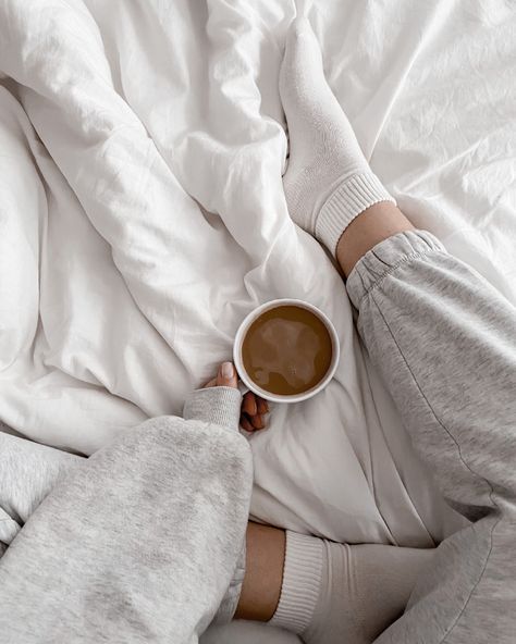 Hoodie In Bed Aesthetic, Bed With Coffee, Coffee In Bed Photography Instagram, Coffee Bed Aesthetic, Cozy In Bed Aesthetic, Aesthetic Bed Pictures, Insta Inspo Posts At Home, Instagram Pictures In Bed, Insta Poses Photo Ideas At Home