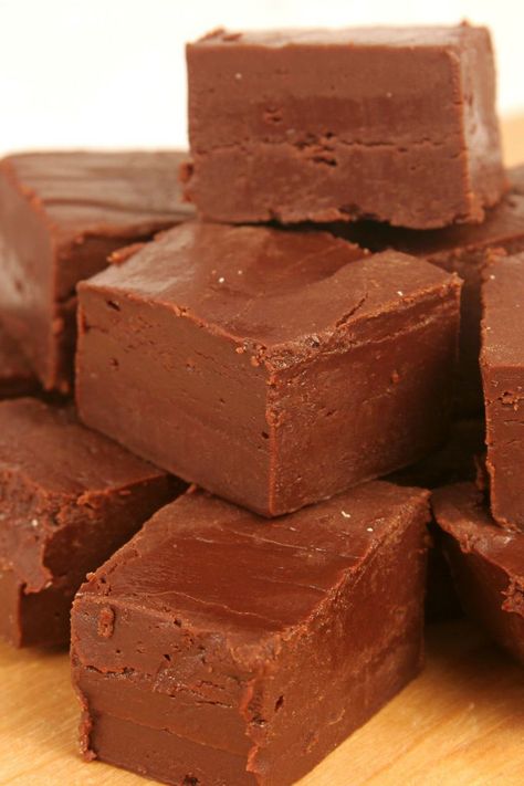 Weight Watchers Chocolate Marshmallow Fudge -- no bake, 5 ingredients & done in 15 minutes! Coffee Fudge Recipes, Marshmallow Fudge Recipe, Ella Vegan, Slow Cooker Fudge, Marshmallow Fudge, Chocolate Peanut Butter Fudge, Ww Desserts, Weight Watchers Desserts, Peanut Butter Fudge