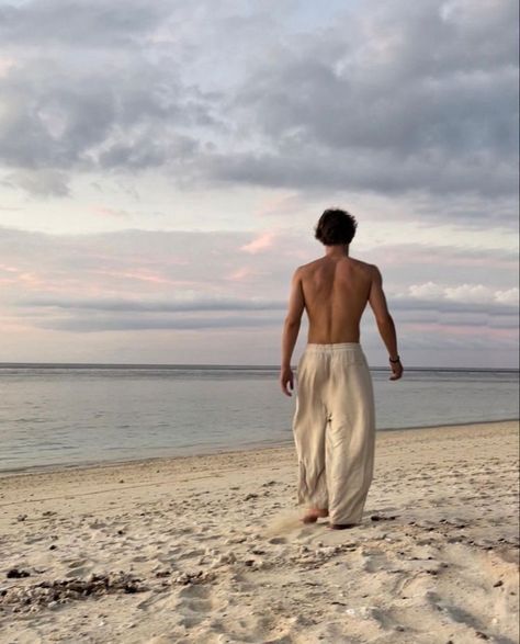 𝙝𝙪𝙙 𝙧𝙞𝙫𝙖┇𝙢𝙖𝙡𝙞𝙗𝙪 𝙧𝙞𝙨𝙞𝙣𝙜 Men Outfit Europe, Beach Pics Men Ideas, Beach Outfit Men 2023, Men’s Summer Fits 2023, Aesthetic Beach Outfits Men, Beach Boy Aesthetic Outfits, Beach Pictures Men, Beach Pics Men, Mens Instagram Picture Ideas