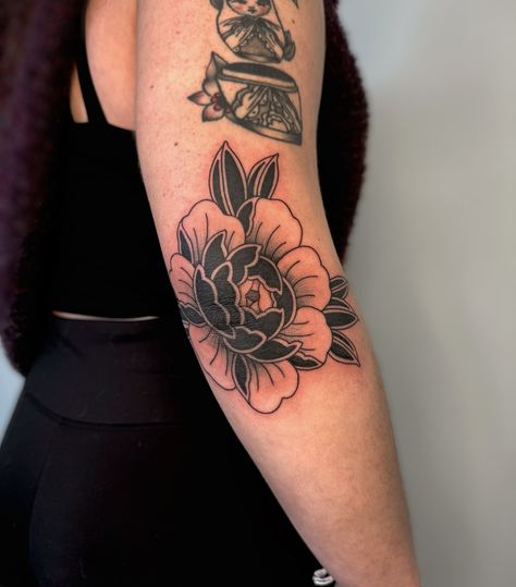 Spicy high contrast elbow peony ⚡️ I’ve done so many elbow tattoos lately and everyone’s taking it like a CHAMP. 💅🏻 🔖 traditional elbow tattoo, peony elbow tattoo, black peony tattoo, #idahofallstattoo #pocatellotattoo #rexburgtattoo #twinfallstattoo #boisetattoo #jacksonholetattoo Black Rose Elbow Tattoo, Peony Elbow Tattoo, Outer Elbow Tattoos For Women, Elbow Pit Tattoo, Peony Tattoo Shoulder, Black Peony Tattoo, Flower Elbow Tattoo, Rose Elbow Tattoo, Elbow Tattoos For Women