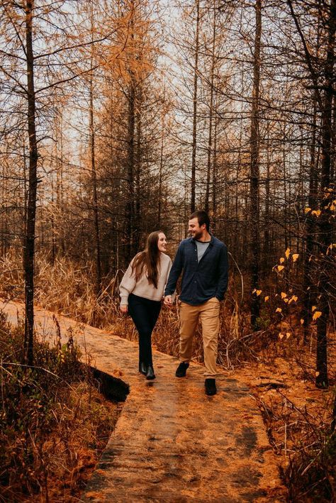 Couple Fall Photoshoot, Rainy Photoshoot, Engagement Photo Shoot Poses, Autumn Photography Portrait, Fall Couple Pictures, Autumn Couple, Fall Couple Photos, Autumn Photoshoot, Shooting Couple