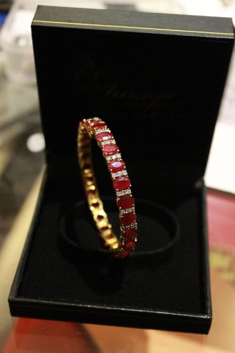 Diamond Ruby Bangle Ruby And Diamond Bangles, Ruby Bangles Designs, Ruby Bangles Gold, Ruby Diamond Bangles, Emerald Bangles, Ruby Necklace Designs, Gold Jewelry Prom, Wedding Jewelry Sets Bridal Jewellery, Ruby Bangles