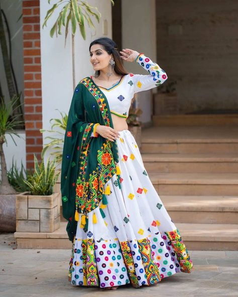 Cotton Lehenga Choli, White Lehenga Choli, Navratri Outfits, Choli Blouse Design, Chaniya Choli Designs, Garba Dress, Ghaghra Choli, Navratri Dress, Silk Lehenga Choli