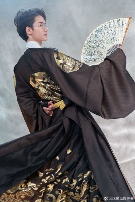 Chinese Hanfu Male Black, Male Hanfu Drawing, Traditional Korean Clothing Men, Traditional Outfit Men, Hanfu Men Traditional, Modern Hanfu Men, Chinese Traditional Dress Men, Traditional Chinese Clothing Male, Chinese Traditional Clothing Men