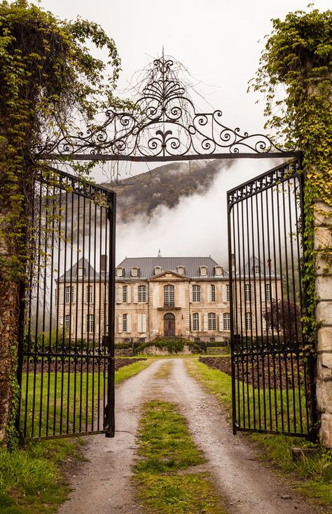 Chateau De Gudanes, Chateau France, Abandoned Mansions, French Chateau, Iron Gate, Abandoned Houses, Beautiful Architecture, Beautiful Buildings, Pretty Places