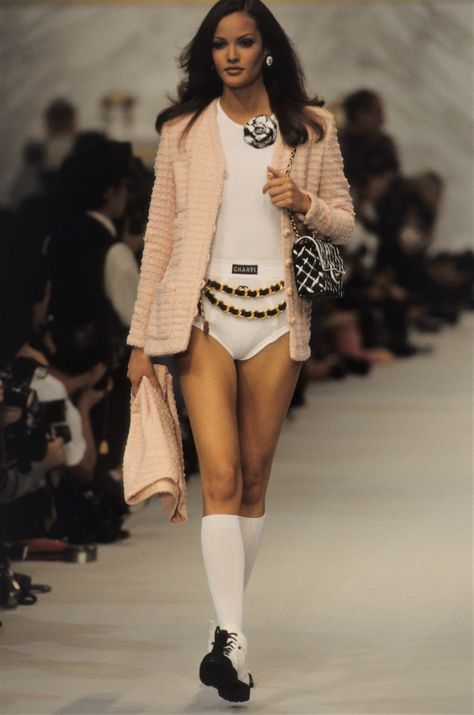 Chanel 1993, Chanel Runway, 90s Runway Fashion, 80s And 90s Fashion, Chanel Spring, Vintage Couture, Couture Runway, Chanel Fashion, Contemporary Outfits