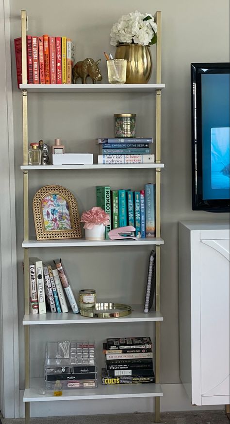 College Dorm Shelves, New York Aesthetic Room Decor, Girly Bookshelf, Glam Book Shelf, Designer Books Decor Aesthetic, Preppy Decor Books, Bookshelf Pink Aesthetic, Cute Bookshelf, Gold Bookshelf