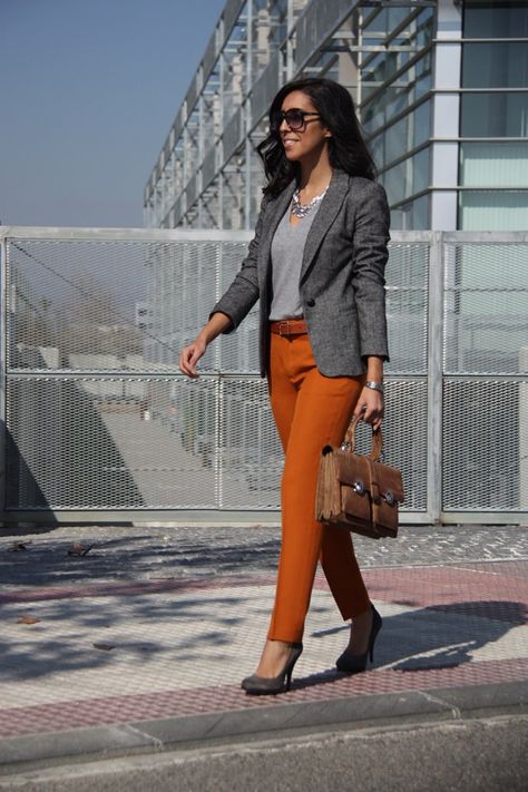 Orange Pants Outfit, Pantalon Orange, Orange Pants, Orange Outfit, Professional Wear, Grey Outfit, Work Outfits Women, Work Wardrobe, Work Attire