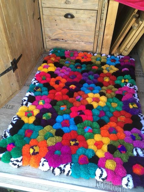 Pom Pom Rug Ideas, Diy Pom Pom Rug, Clover Pom Pom Maker, Coffee Sack, Pom Pom Blanket, Pom Pom Rug, Diy Pom Pom, Pom Pom Maker, Flower Rug