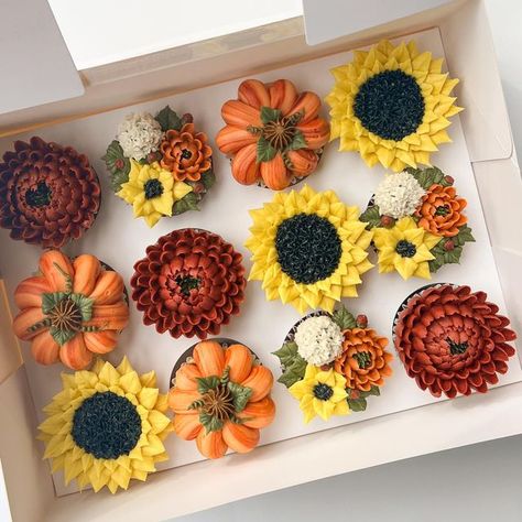 Fall Buttercream Cupcakes, Fall Floral Cupcakes, Fall Flower Cupcakes, Harvest Cupcakes, Fall Cupcakes Decoration, Autumn Cupcakes, Decorative Desserts, Fall Birthday Cakes, Cupcake Flowers