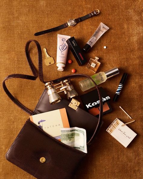 Bag Contents Aesthetic, Irving Penn, Inside My Bag, Smink Inspiration, Handbag Essentials, What In My Bag, Bags Aesthetic, The Secret History, Essential Bag