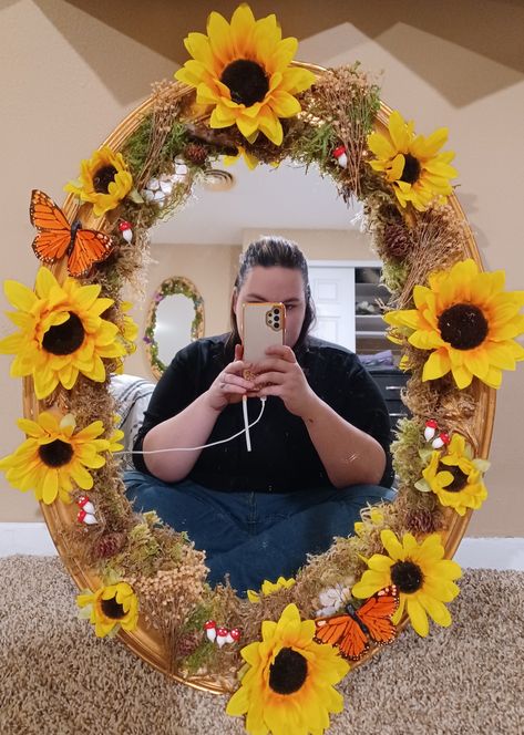 Sunflower Mirror Diy, Sunflower Room Decor Ideas, Sunflower Themed Room, Sunflower Room Decor, Fairy Core Room, Moss Mirror, Happy Bedroom, Sunflower Bedroom, Sunflower Stuff