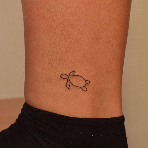 Ankle Tattoo Turtle, Minimal Turtle Tattoo, One Line Turtle, Turtle Outline Tattoo, Fine Line Turtle Tattoo, Line Animals, Tattoos Minimal, Tattoo Turtle, Turtle Outline