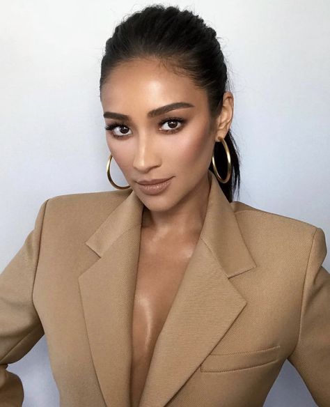 Shay Mitchell 2022, Shay Mitchell Makeup, Shay Mitchell Hair, Everyday Makeup For School, Make Up Diy, Natural Makeup Ideas, Fair Skin Makeup, Red Lips Makeup Look, Festival Make Up