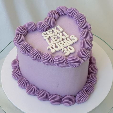 Ya Queremos Pastel 🎂 | Small vanilla 💜🎂 Classic piping, groovy block ✨ #thirty #vintagecake #heartcake #customcake #losangelescakes #buttercreamcake #purplecake | Instagram Vintage Cake Aesthetic Purple, Lilac Vintage Cake, Monochromatic Cake, Birthday Moodboard, Popular Cakes, Purple Birthday Cake, Bolo Vintage, 12th Birthday Cake, Purple Cakes Birthday