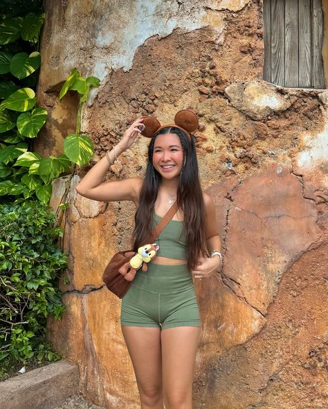 good old animal kingdom 🤎🦒🍃 Animal Kingdom Outfit Winter, Animal Kingdom Pictures, Animal Kingdom Photo Ideas, Disney Animal Kingdom Outfit, Aesthetic Disney Outfits, Disneyworld 2024, Animal Kingdom Outfit, Disneyland Aesthetic, Disney Packing