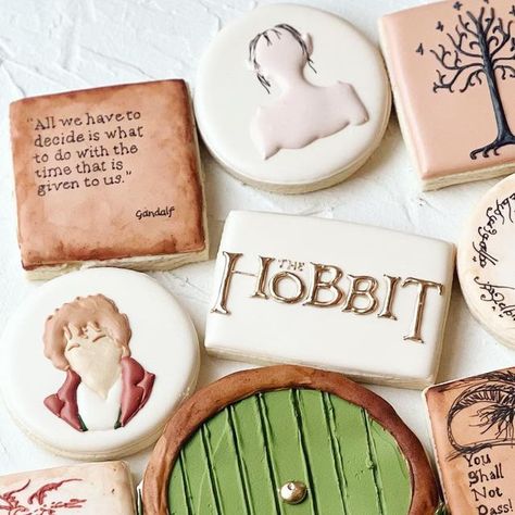 megan chadwick on Instagram: "All who wander are not lost . . #sweetcrumbbakery #decoratedsugarcookies #decoratedcookies #cookiesofinstagram #lordoftherings #lordoftheringscookies #thehobbit #thehobbitcookies #birthdaycookies" The Hobbit Cookies, Hobbit Cookies Decorated, Lord Of The Rings Cookies Decorated, Lotr Cupcakes, Lord Of The Rings Cookies, Lotr Cookies, Hobbit Cookies, Tolkien Party, Dnd Night