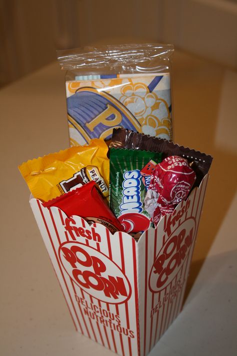 Movie Theater themed birthday party- Goody bags filled with mini popcorn bags, Airheads (bought bags from the dollar store, Tootsie pops (bunches of 8 for 1 dollar) and candy from the concession stand. Movie Theatre Birthday Party, Tootsie Pops, Movie Theme Birthday Party, Cinema Party, Movie Night Gift Basket, Movie Night Gift, Movie Night Birthday Party, Movie Birthday Party, Movie Themed Party