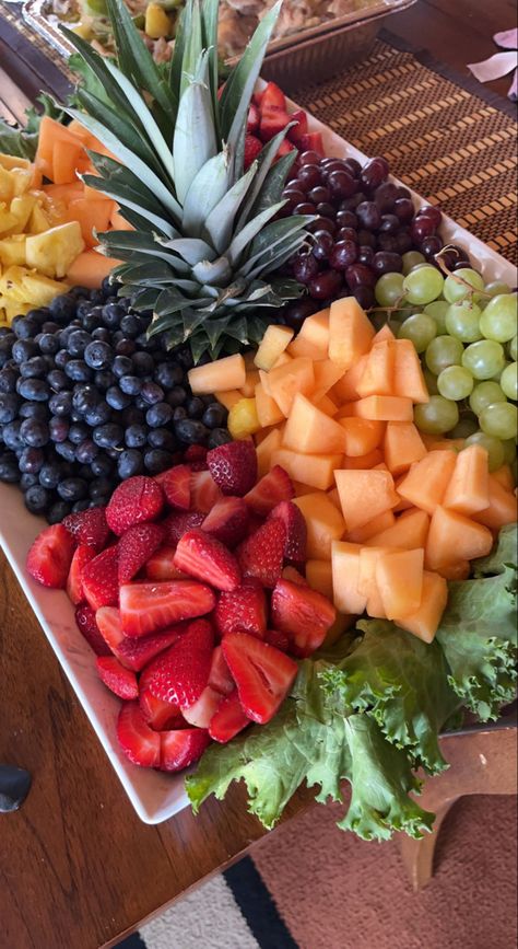 Large Fruit Platter Ideas, Cheap Fruit Tray Ideas, Square Fruit Tray Ideas, Fruit Salad Bar Display, Fresh Fruit Arrangement Ideas, Fruit Tray For Engagement Party, Hawaiian Fruit Platter, Mexican Fruit Tray, Fruit Tray Bridal Brunch