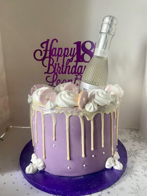 December Birthday Cake For Women, Aquarius Queen Cake, December Birthday, 18th Birthday Cake, Chocolate Drip, 18th Birthday, White Chocolate, Birthday Cake, Cake