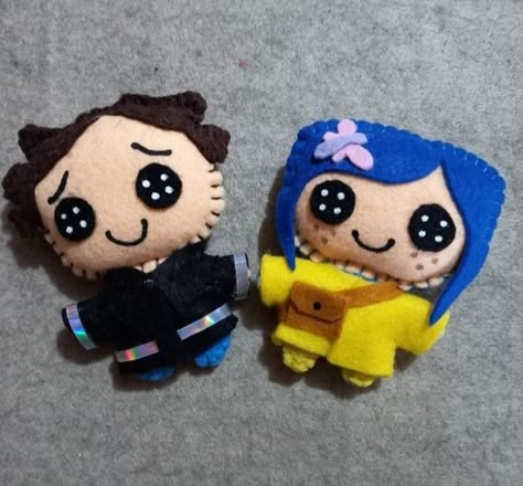 Hello Kitty Coraline, Coraline Fan Art, Coraline Diy, Freddy Krueger And Jason, Wybie Coraline, Halloween Felt Crafts, Felt Toys Diy, Felt Plushie, Scary Characters