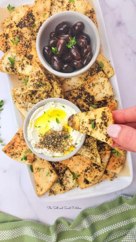 Zaatar Pita Chips, Lebanese Street Food, Avocado Hummus Recipe, Pita Chips Recipe, Zaatar Recipe, Air Fryer Recipes Chicken Breast, Homemade Pita Chips, Baked Pita Chips, Whole Wheat Pita Bread