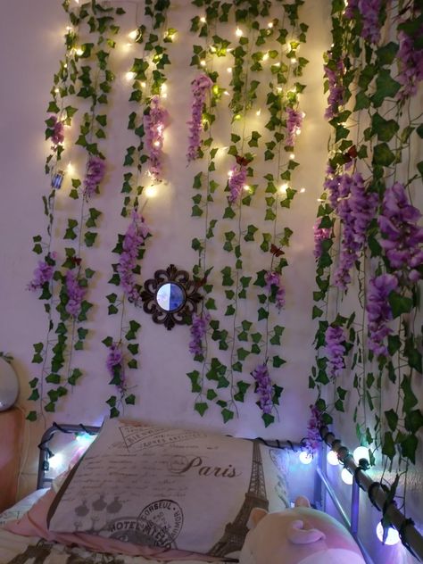 Room Decor For Lavender Walls, Lavender Bedroom Walls Inspiration, Purple Green Aesthetic Room, Lavender Dorm Room Ideas College, Lavender Room Inspiration, Green Purple Room Ideas, Lavender Room Decor Bedroom, Lavender Apartment Aesthetic, Purple Bedroom Wall Decor