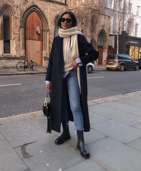 Style Blogger Cocoa Beautea Reveals How To Keep Minimal Style Interesting Black Coat Outfit, Mode Prints, Neue Outfits, Coat Outfits, Mode Inspo, 가을 패션, Looks Style, Mode Inspiration, Outfit Casual