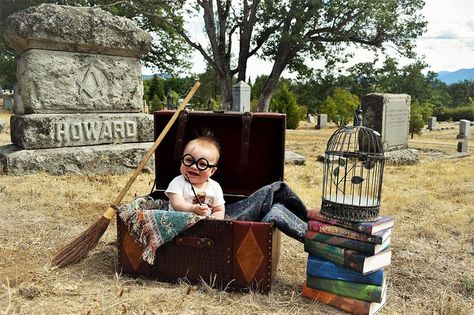 harry-potter-themed-newborn-photography-kelsey-clouse-5 Photo Harry Potter, Harry Potter Photo, Harry Potter Nursery, Baby Milestones Pictures, Boy Photo Shoot, Anne Geddes, Milestone Pictures, Harry Potter Baby, Baby Boy Photos