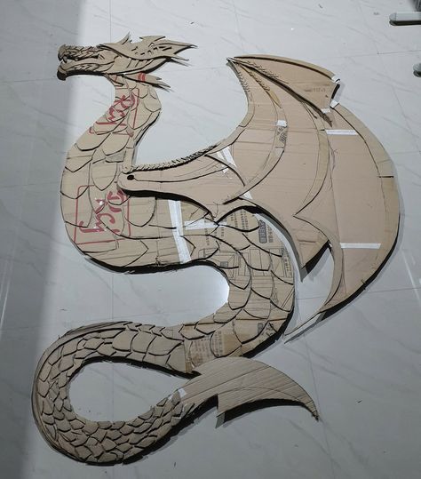 Dragon Box Diy, Diy Room Decor Cardboard, Diy Dragon Decor, Dragon Halloween Decorations, Dragon Room Ideas, Diy Cardboard Dragon, Recycled Animals, Cardboard Shark, Medieval Diy