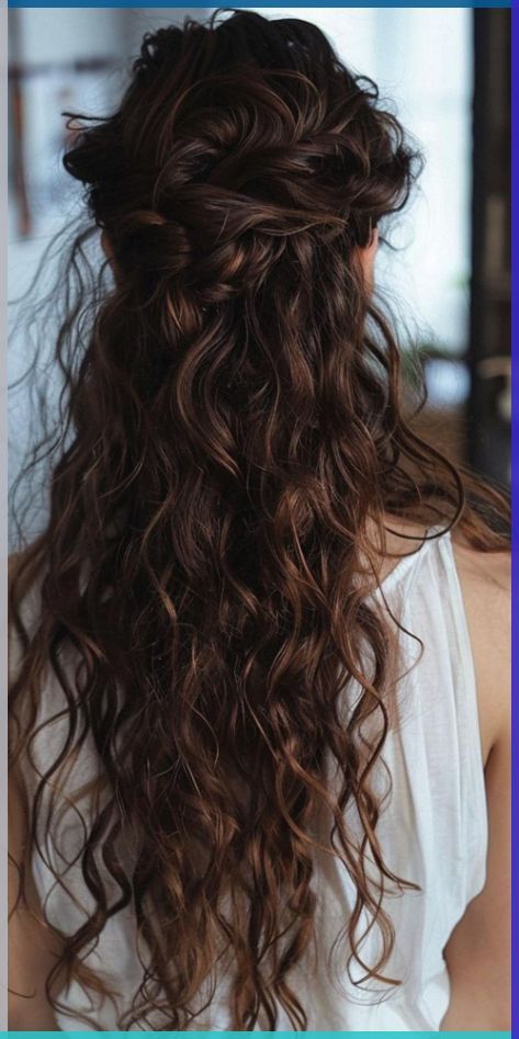 Naturally Wavy Wedding Hair, Long Curly Bridal Hair, Simple Prom Updos, Curly Hair Bridal Hairstyles, Updos Bride, Prom Updos For Long Hair, Texture Hairstyle, Messy Bridal Hair, Curly Hair Wedding