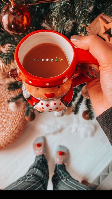 Faceless Christmas Aesthetic, Christmas Picture Ideas Aesthetic, Christmas Aesthetic Photo Ideas, Christmas Pic Ideas Instagram, Christmas Photo Aesthetic, Christmas Photo Ideas Aesthetic, Cute Coffee Mugs Aesthetic, Navidad Aesthetic, Christmas Instagram Post