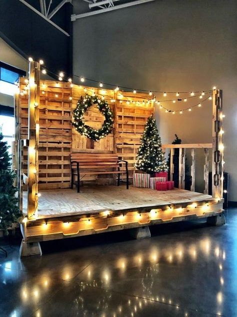 Trending Photo Booth Design for Christmas Christmas Pallets, Christmas Stage Decorations, Woodworking Christmas, Christmas Stage Design, Christmas Parade Floats, Photo Booth Design, Church Christmas Decorations, Christmas Stage, Christmas Photo Booth