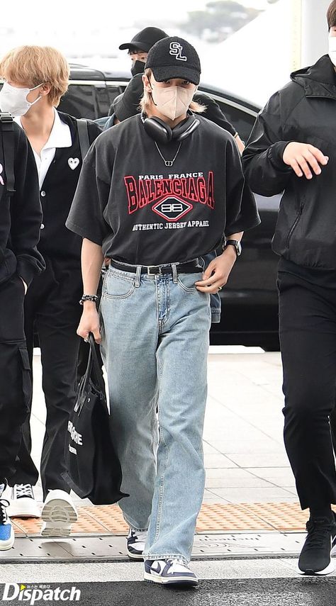 Kpop Idol Outfits Male Airport, Kpop Male Idols Airport Fashion, Male Idol Airport Fashion, Kpop Idol Men Outfit, Model Airport Outfit, Hyunjin Baggy Clothes, Airport Fashion Kpop Men, Skz Airport Outfit, Hyunjin Airport Outfit