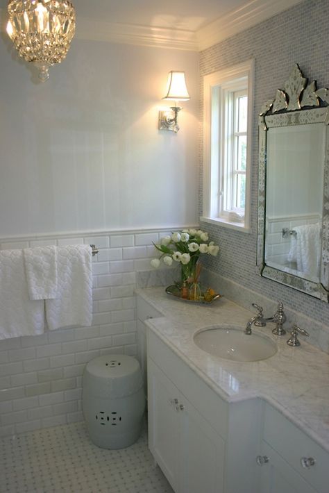 Posible pared ducha como pared de este lavabo y suelo baño verde Bathrooms Rustic, Beveled Subway Tile Backsplash, Elegant Bathroom Ideas, Beveled Subway Tile, Blue Painted Walls, White Bathroom Cabinets, Bathroom Baskets, Bathroom Diy, Marble Tile Floor