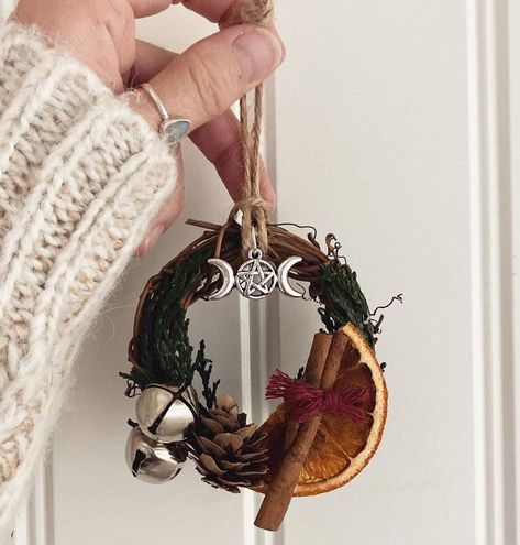 Pagan Winter Decor, Happy Yule Art, Yule House Decor, Witchy Christmas Wreaths, Yule Christmas Decor, Witchy Christmas Ornaments Diy, Pagan Ornaments Diy, Pagan Gifts Diy, Mabon Ritual Bath