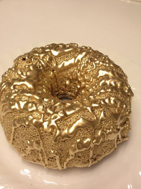 golden chocolate cake Gold Everything, All That Glitters Is Gold, Edible Gold, Gold Aesthetic, Stay Gold, Shades Of Gold, Gold Rush, Touch Of Gold, Gold Art