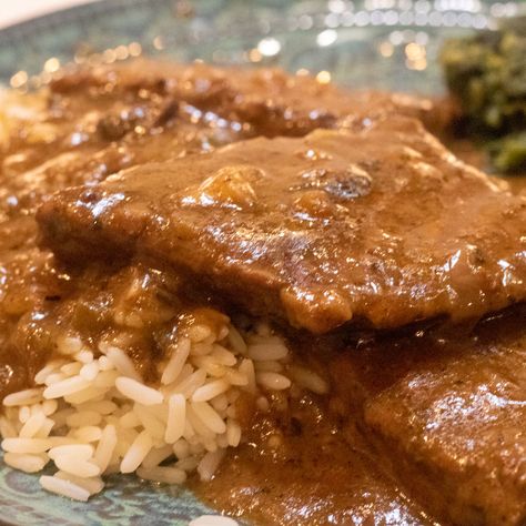 Cajun Smothered Round Steak Tipsy Housewife Round Steak And Gravy, Round Steak Rice And Gravy, Cajun Steak And Gravy, Steak And Rice Crockpot Recipes, What To Cook With Round Steak, Cajun Smothered Potatoes, Dinner Ideas With Round Steak, Bottom Round Steak Recipes Skillet, Canning Round Steak