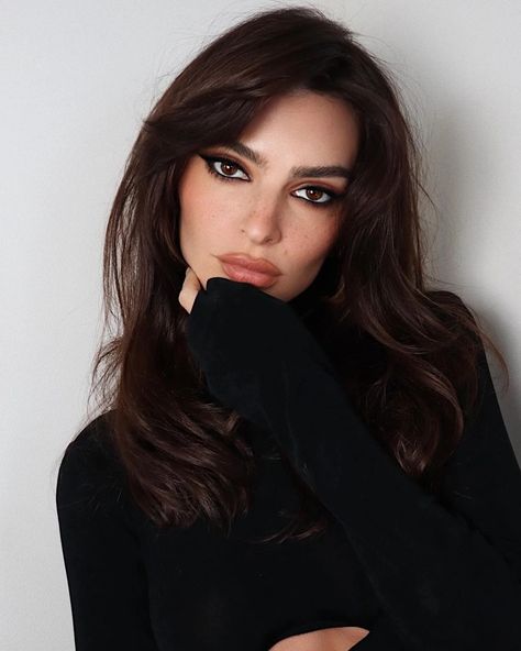 Breaking Down Emrata’s Makeup Routine Old Money Makeup Brunette, Fall Makeup Aesthetic, Emrata Makeup, Autumn Aesthetic Brown, Brown Neutral Aesthetic, Dark Winter Makeup, Groovy Makeup, November Makeup, Bianca Core