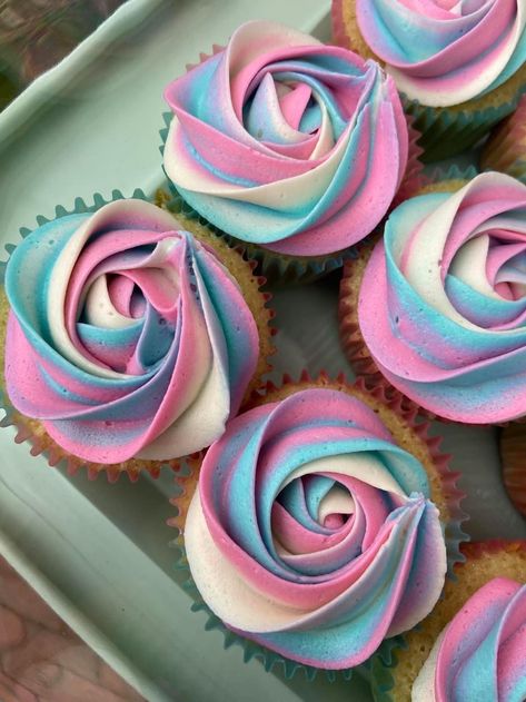 Pink And Blue Icing Cupcakes, Pastel Swirl Cupcakes, Pink And Blue Swirl Cupcakes, Ombre Cupcakes Frosting, Ombré Cupcakes, Pink And Blue Cupcakes, Blue Party Themes, Sparkle Cupcakes, Easy Cupcakes Decoration