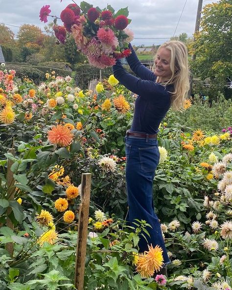 Willow Crossley (@willowcrossleycreates) • Instagram photos and videos Flower Farmer Aesthetic, Farmer Girl Outfit, Farmhouse Workshop, Gardener Character, Planting Aesthetic, Florist Life, Woman Gardening, Florist Garden, Willow Crossley