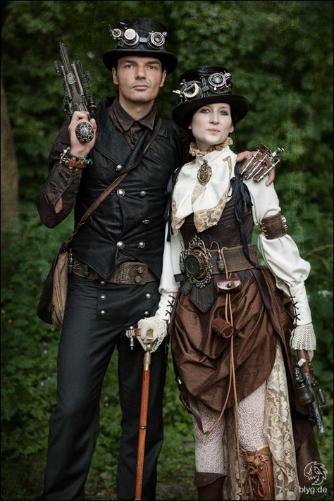 Armed Steampunk Couple - Steampunk Fashion Guide: Women and men's steampunk clothing inspiration, costume tutorials, guide to putting together an outfit, and calendar of upcoming Steampunk events. www.SteampunkFashionGuide.com Steam Punk Diy, Steampunk Halloween Costumes, Moda Steampunk, Steampunk Party, Steampunk Men, Mode Steampunk, Steampunk Couture, Dark Circus, Steampunk Halloween