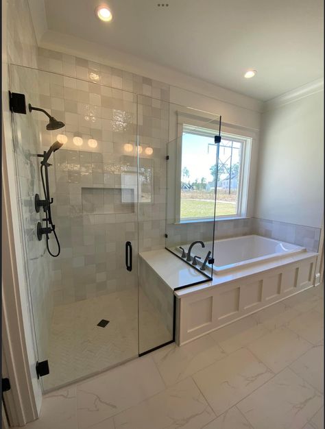 Bathroom Tile Design Ideas, Tile Design Ideas, Bathroom Redecorating, Full Bathroom Remodel, Bathroom Design Layout, Bathroom Redesign, Casas Coloniales, Master Bath Remodel, Bathroom Remodel Designs