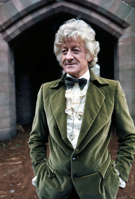 No one pulls off a velvet suit and ruffled shirt like Jon Pertwee, the Third Doctor. Third Doctor, 3rd Doctor, Green Velvet Blazer, Jon Pertwee, Doctor Who Tv, Classic Doctor Who, Bbc Doctor Who, Wibbly Wobbly Timey Wimey Stuff, Bbc One