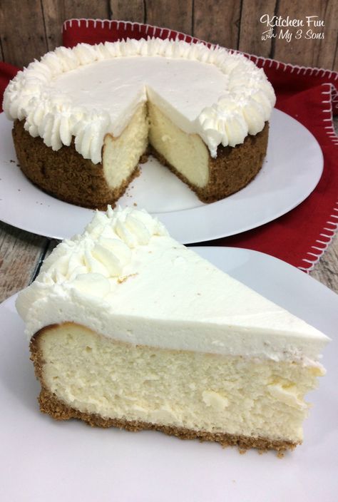 This New York Cheesecake with homemade graham cracker crust and topped with a layer of whipped cream is so delicious. It rivals all my favorite restaurants! Cheesecake Graham Cracker Crust, Topping For Cheesecake, Homemade Graham Cracker, Chocolate Peanut Butter Desserts, Homemade Graham Cracker Crust, Biscuits Graham, Homemade Graham Crackers, Cheesecake Toppings, Peanut Butter Desserts