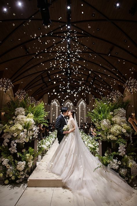 Wedding Pictures Korean, Korean Wedding Pictures, Foto Wedding Korea, Simple Korean Wedding, Asian Wedding Aesthetic, Douyin Wedding, Korean Wedding Venues, Ulzzang Wedding, Wedding Aesthetic Couple