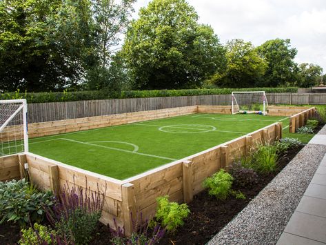 Home Raised Garden Ideas, Garden With Football Area, Back Garden Football Pitch, Football Garden Ideas, Soccer Backyard Ideas, Backyard Gaming Area, Garden Sports Area, Diy Soccer Field Backyard, Garden Football Pitch